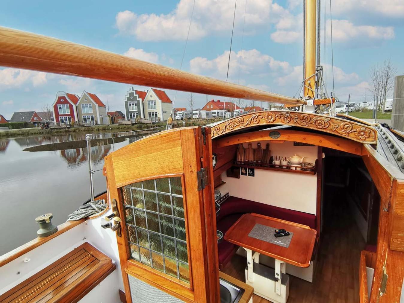 Hotel Plattbodenschiff Pandion Neuharlingersiel Exterior foto